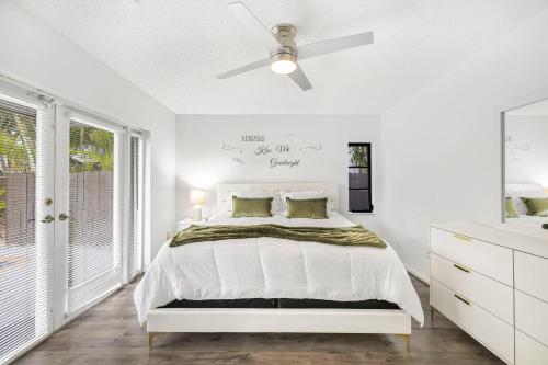 Pool House Escape w Massage Chair Game Room Wi-Fi in Country Club