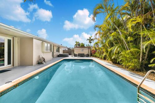 Pool House Escape w Massage Chair Game Room Wi-Fi in Country Club