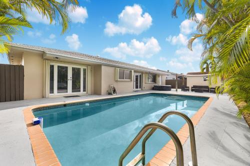 Pool House Escape w Massage Chair Game Room Wi-Fi in Country Club