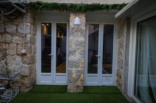 Entrance, Nissa la Bella in Saint-Sylvestre