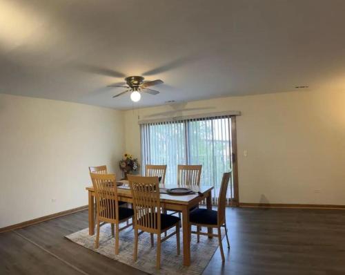 3BR-2BA Deluxe Apartment with Fireplace and Balcony thumb 3