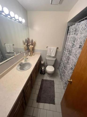 3BR-2BA Deluxe Apartment with Fireplace and Balcony thumb 4