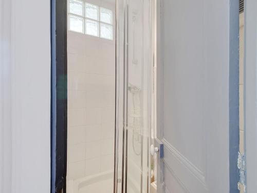 charming studio 2p - canal st martin meaux - image 7