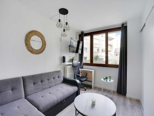 Charming 1BDR 2P 15th Exhibition Centre - main image