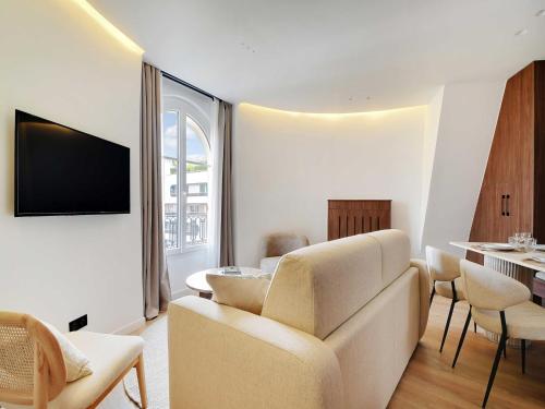 Modern Apt -1BR 4P - View Eiffel Tower Passy - image 13