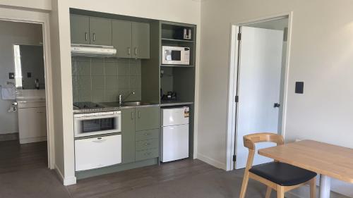 廚房, The Elmwood Motel in 梅裏韋爾