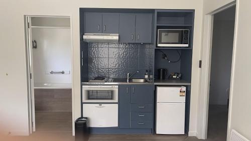 廚房, The Elmwood Motel in 梅裏韋爾