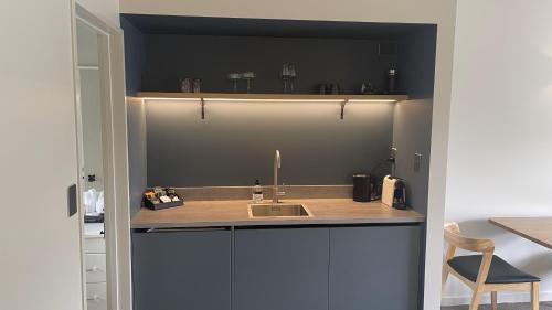 廚房, The Elmwood Motel in 梅裏韋爾