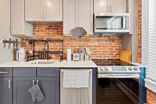 Urban Chic 1BR - Walk to Boardwalk - Min to Beach in Atlantic City, USA