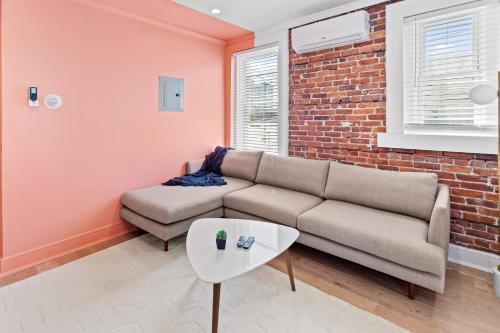 Urban Chic 1BR - Walk to Boardwalk - Min to Beach in Atlantic City, USA