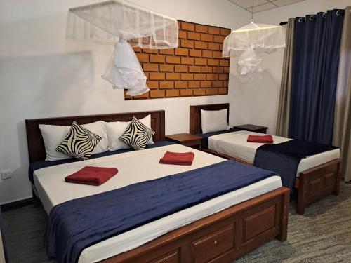 1 king bed, 1 twin bed