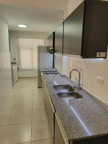Amplio departamento frente al lago-seguridad 24hs in 비야 카를로스 파스
