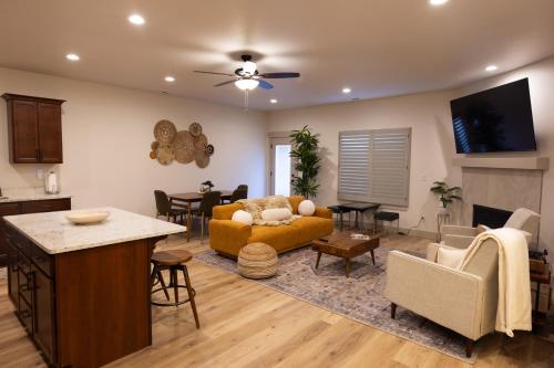 Two Pines Retreat - Brand New! – khách sạn tại Thanh Pho Cedar