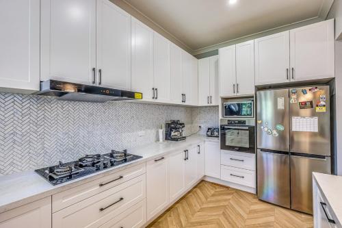 廚房, StayAU Spacious 4BR Family Home in Surrey Hills in 坎特伯里