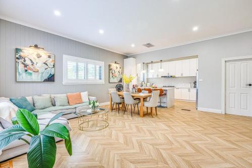 廚房, StayAU Spacious 4BR Family Home in Surrey Hills in 坎特伯里