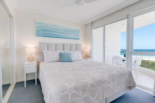 Stunning 2-BR Waterfront Apartment in Palm Beach! - Tap to explore photos