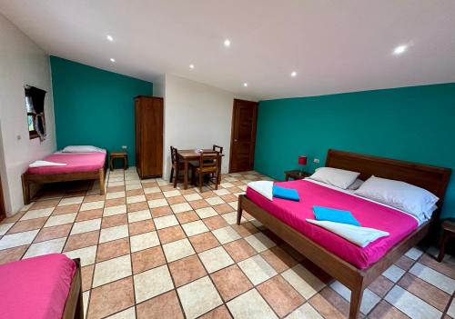 1 double bed, 2 twin beds