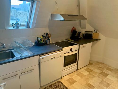 кухня, maison delalonde Autun centre appartement familial 7places in Отун