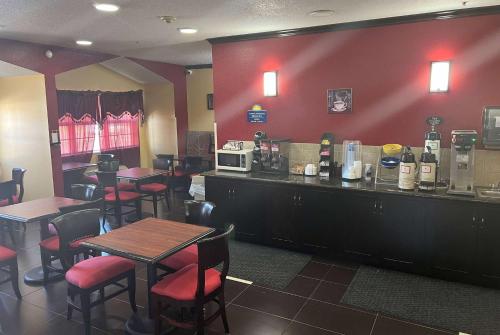 ทัศนียภาพภายนอกโรงแรม, Days Inn & Suites by Wyndham Hutchinson in ฮัตชินสัน (KS)