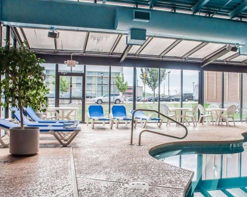สระว่ายน้ำ, ควอลิตี้ โฮเทล แอนด์ สวีทส์ แอท เดอะ ฟอลส์ (Quality Hotel & Suites At The Falls) in ไนแองการาฟอลส์ (NY)