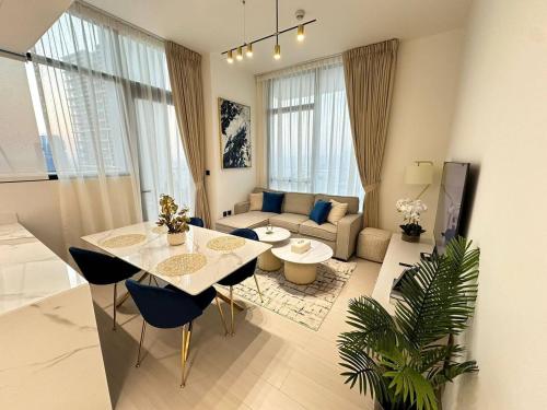 Smart 2br Jvc Own Pool & Burj Al Arab View, Dubai (foto 2)