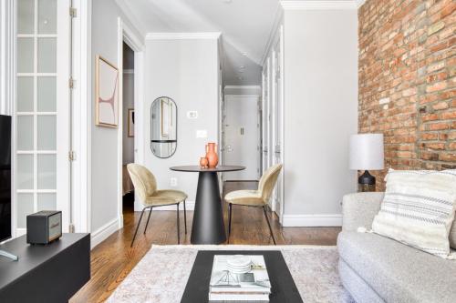 Modern E Village 2BR w WD nr Union Sq NYC-823, New York (Foto 3)