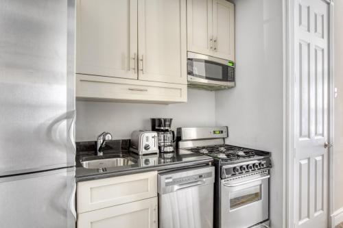 Modern E Village 2BR w WD nr Union Sq NYC-823, New York (Foto 5)