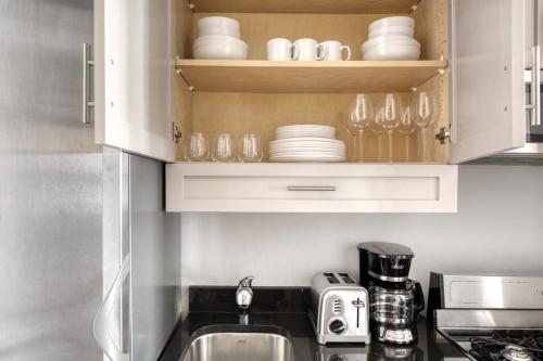 Modern E Village 2BR w WD nr Union Sq NYC-823, New York (Foto 6)