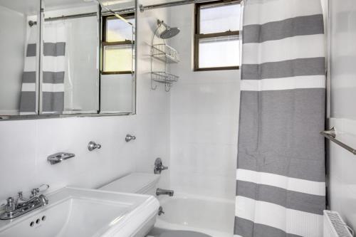 Modern E Village 2BR w WD nr Union Sq NYC-823, New York (Foto 10)
