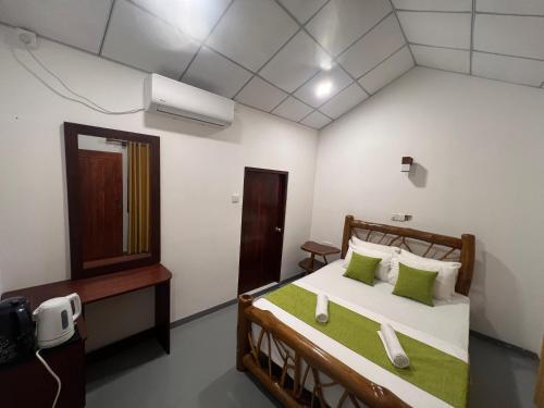 Double Room with Garden View image 8
