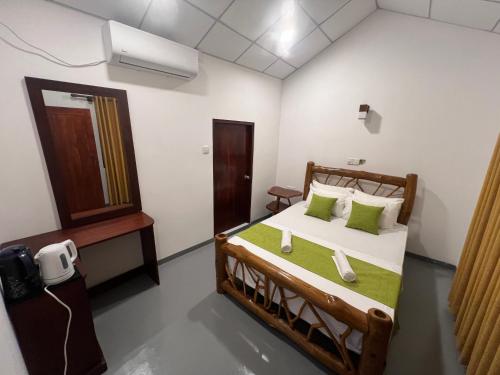 Double Room with Garden View image 7