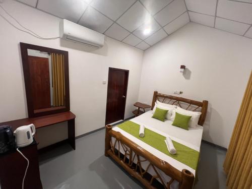 Double Room with Garden View image 6
