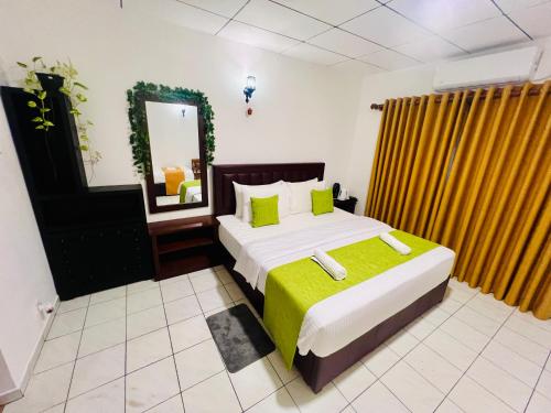 Deluxe Family Room image 3