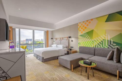 Standard King Room - High Floor image 4