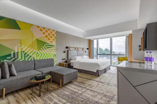 Standard King Room - High Floor room in Holiday Inn Guangzhou South Lake By IHG