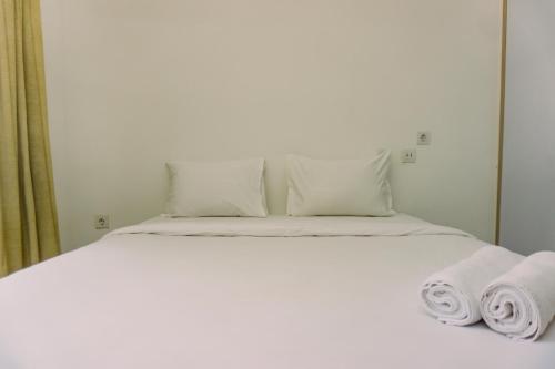 Well Furnished and Comfy Studio Sky House BSD Apartment By Travelio, Tangerang