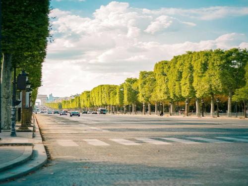 Air-conditioned studio near Arc Triomphe - image 11