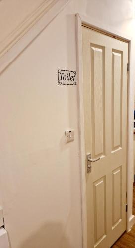 Bathroom, West Beck House Newcastle - Spacious Double Room in North Shields