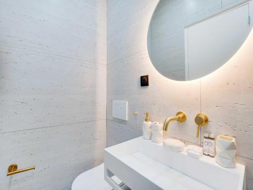 Cozy Parisian 2P Studio in the Prestigious 8th - image 2
