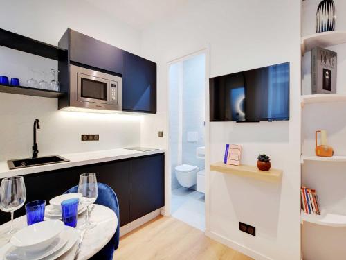 Cozy Parisian 2P Studio in the Prestigious 8th - image 3