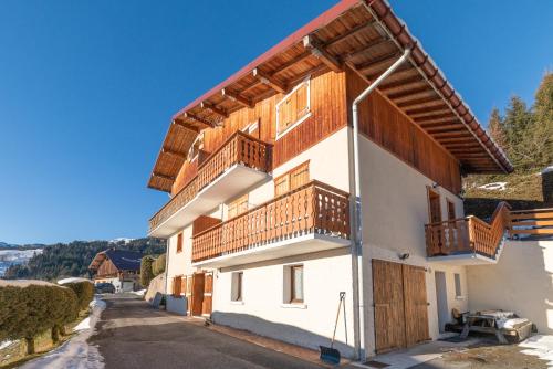 Two-Bedroom Apartment with Mountain View