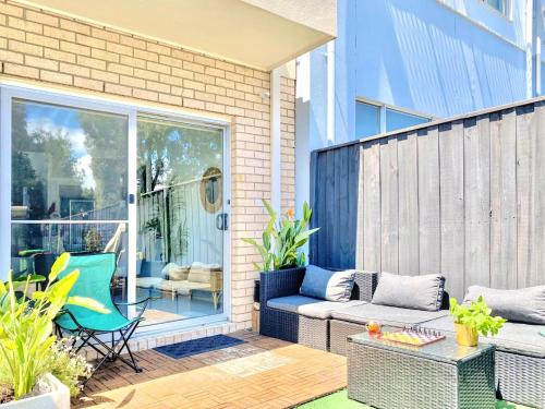 花園, Modern Family Oasis - 4BR, Free Parking, Steps to Shops & Train in 亞拉維爾