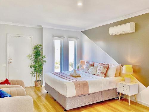 Modern Family Oasis - 4BR, Free Parking, Steps to Shops & Train in 亞拉維爾