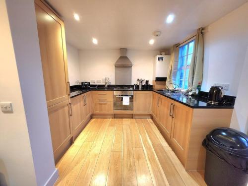 Comfortable 2BR Flat - 1 Min to Tube Sleeps 6 - image 5