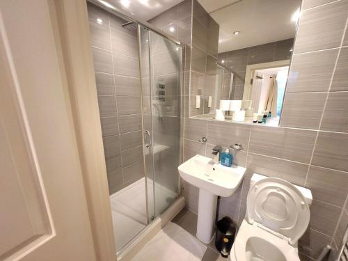 Comfortable 2BR Flat - 1 Min to Tube Sleeps 6 - image 8