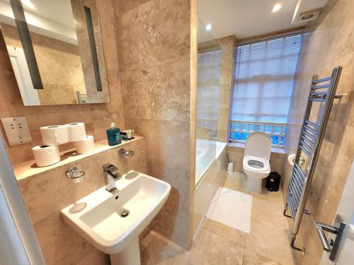 Comfortable 2BR Flat - 1 Min to Tube Sleeps 6 - image 6