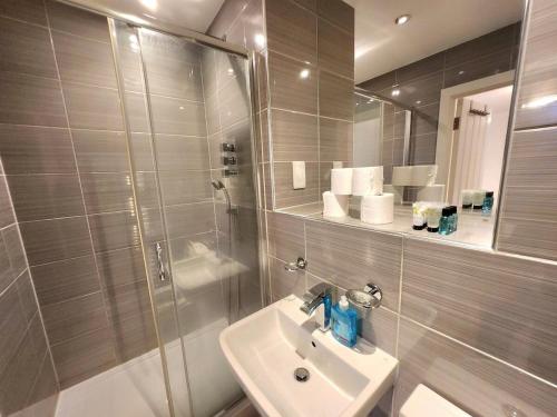 Comfortable 2BR Flat - 1 Min to Tube Sleeps 6 - image 4