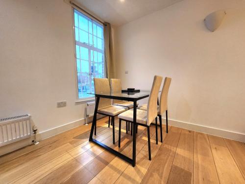 Comfortable 2BR Flat - 1 Min to Tube Sleeps 6 