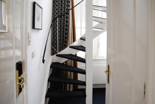 Superior Split-level Room with Canal View image 4