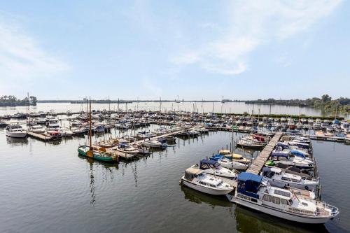 Penthouse with Private Rooftop Jacuzzi, Sauna and panorama lake view Penthouse with Private Rooftop Jacuzzi, Sauna and panorama lake view